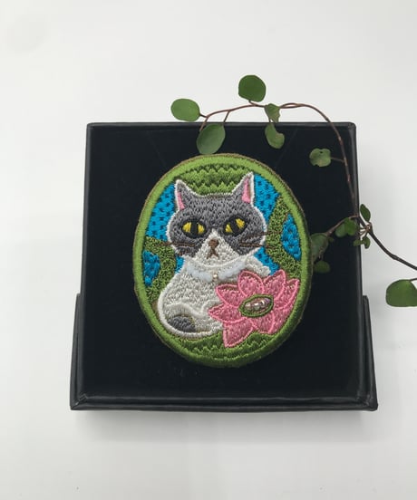 刺繍のブローチ（グレーハチワレ＆ブチちゃん）