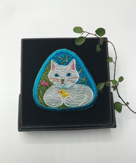 刺繍のブローチ（白い猫）