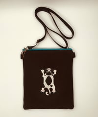 空飛ぶ猫ちゃん刺繍サコッシュ（No.3)ハチワレ黒