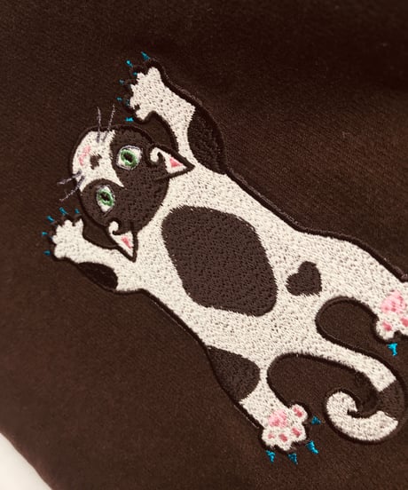 空飛ぶ猫ちゃん刺繍サコッシュ（No.3)ハチワレ黒
