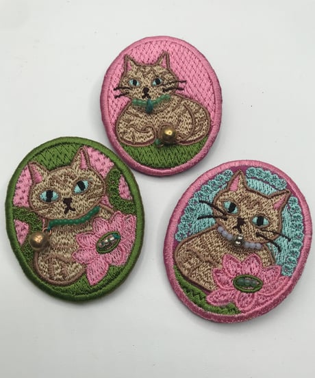 刺繍のブローチ（茶トラ猫 3 ）