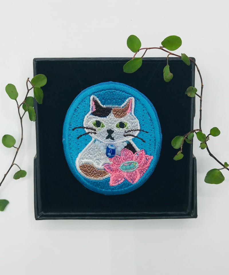 刺繍のブローチ（三毛猫ちゃん） | A-rue OnlineShop