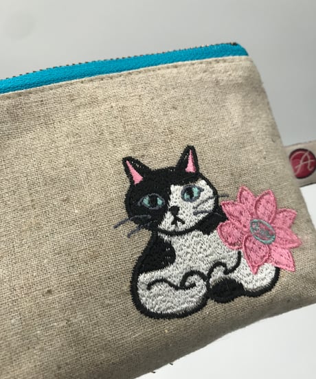 刺繍ポーチ（ブチ猫 No.1 ）