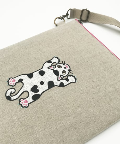 リネン刺繍サコッシュ ( No.13 )黒ブチちゃん