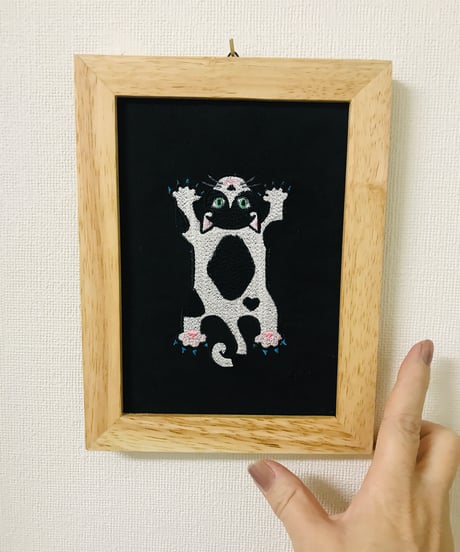 猫ちゃん刺繍画(2Lサイズ） No.21(黒ハチワレ１）