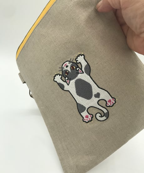 リネン刺繍サコッシュ ( No.05 )グレーハチワレ2
