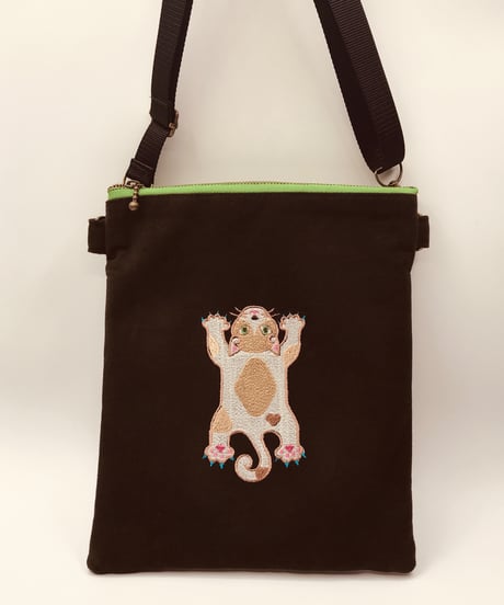 空飛ぶ猫ちゃん刺繍サコッシュ（No.8)ハチワレ茶G