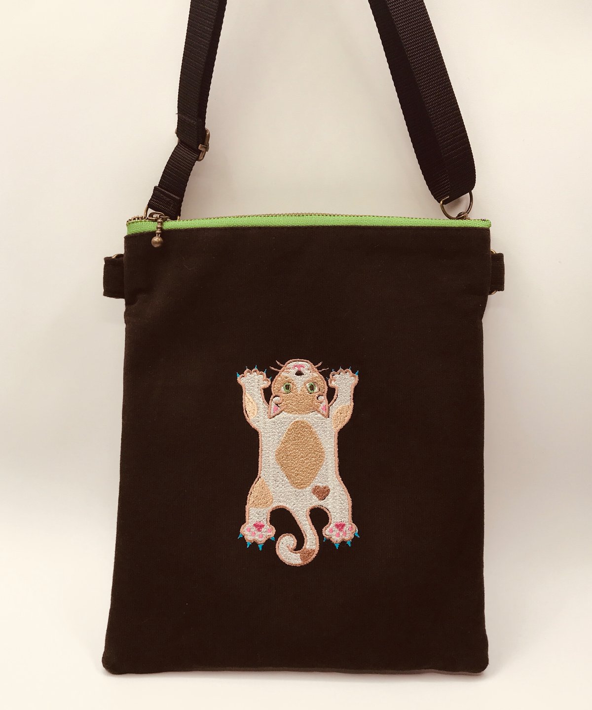 空飛ぶ猫ちゃん刺繍サコッシュ（No.8)ハチワレ茶G | A-rue OnlineShop
