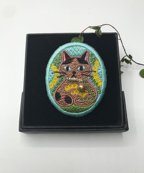 刺繍のブローチ（サビ猫 2）