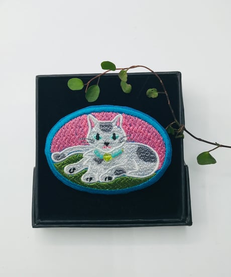 刺繍のブローチ（茶白ハチワレ＆ブチちゃん）