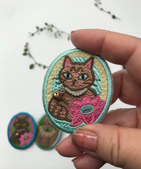 刺繍のブローチ（茶トラ猫 2）