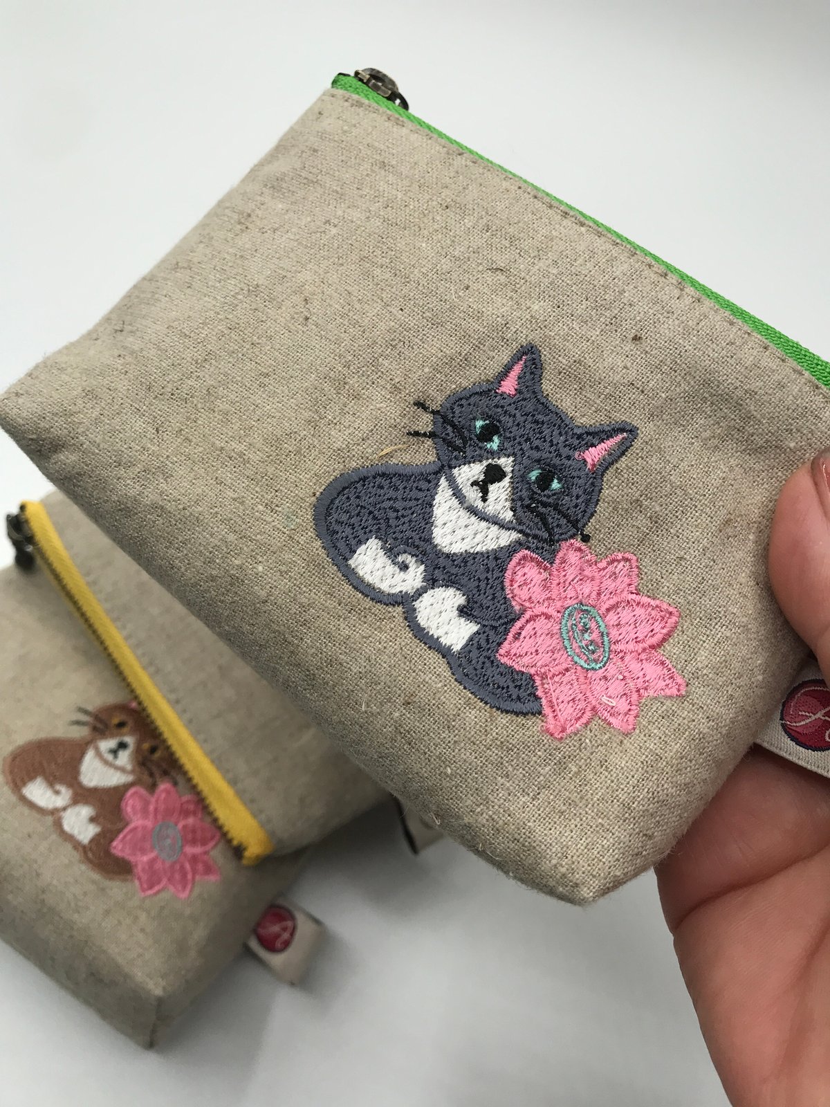 刺繍ポーチ（ハチワレ猫） | A-rue OnlineShop