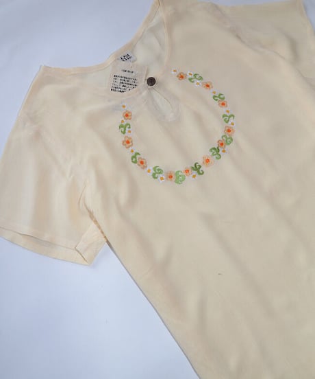 フワラー刺繍トップス