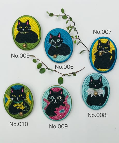 刺繍のブローチ（黒い猫）