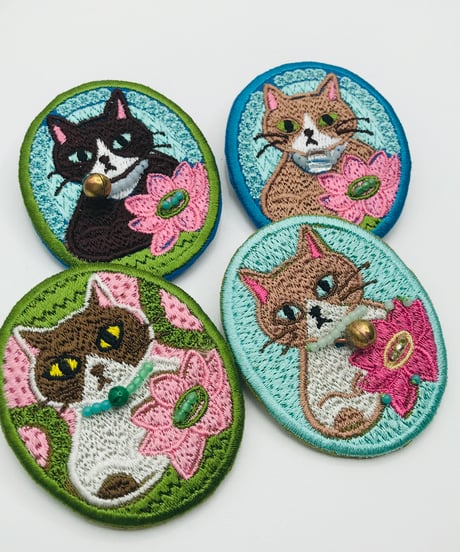 刺繍のブローチ（ハチワレちゃん）