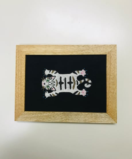 猫ちゃん刺繍画(2Lサイズ） No.14（トラ柄ホワイト）