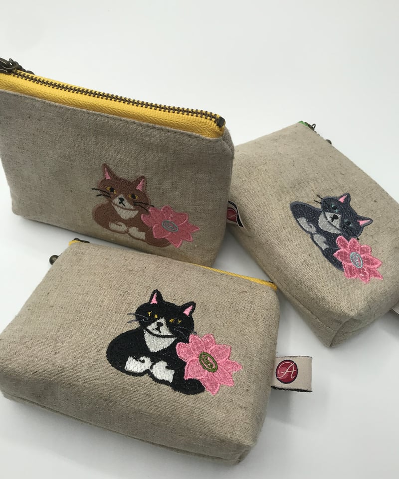 ハンドメイドバネポーチ猫刺繍ボタニカルフラワー 刺繍ポーチ（ハチワレ猫） | A-rue OnlineShop