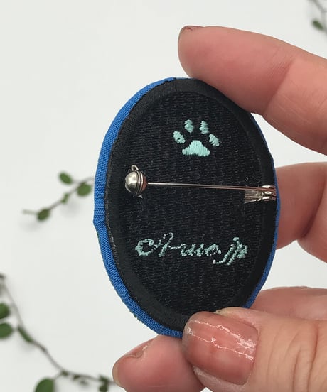 刺繍のブローチ（グレーの猫）