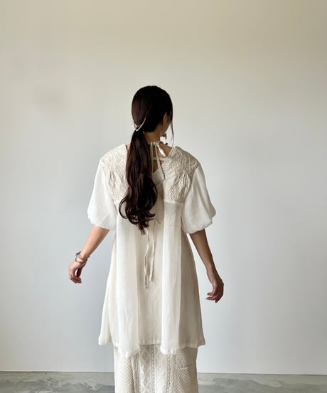 【再入荷予定】arch slit embroidery sheer blouse