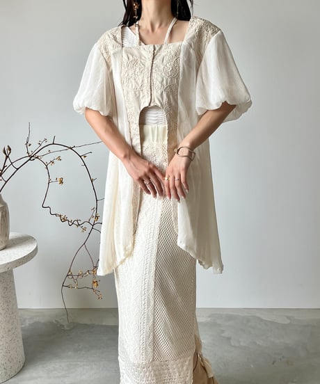 【再入荷予定】arch slit embroidery sheer blouse