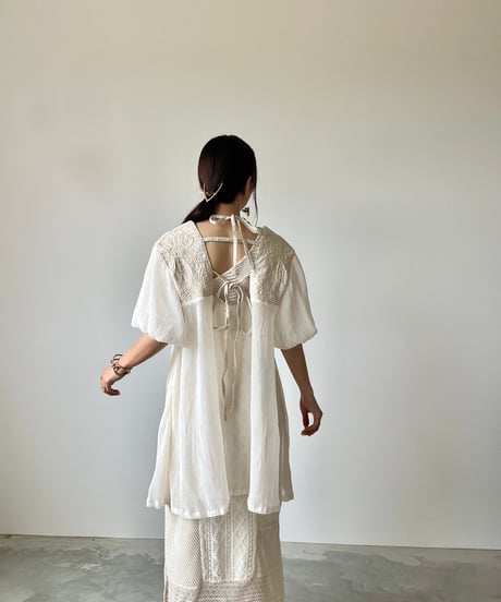 【再入荷予定】arch slit embroidery sheer blouse
