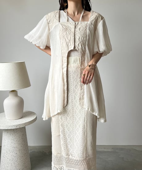 【再入荷予定】arch slit embroidery sheer blouse