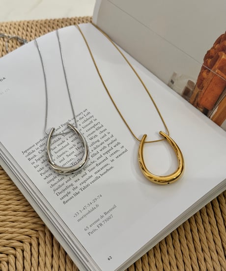 drop curve necklace