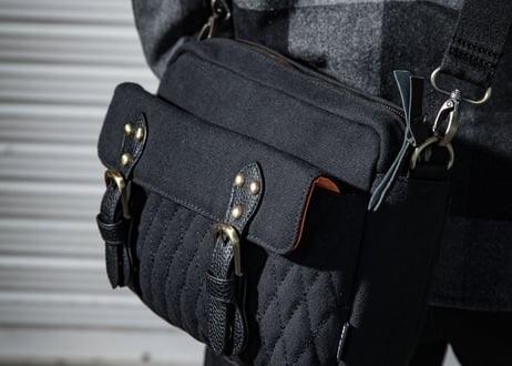 【DLMS】 OLDisNEW 'Old Symbol' ショルダーバッグ DLM-126 Canvas(ｷｬﾝﾊﾞｽ)