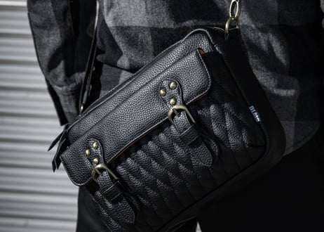 【DLMS】 OLDisNEW 'Old Symbol' ショルダーバッグ DLM-126 Vegan leather(ｳﾞｨｰｶﾞﾝﾚｻﾞｰ)