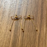 Dangling Gold Ribbon Pierce