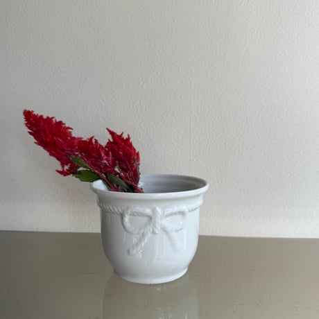 Ribbon design pot