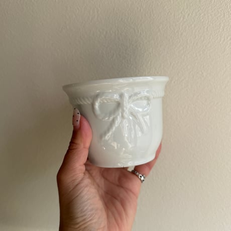 Ribbon design pot