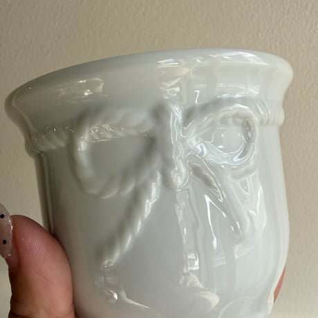 Ribbon design pot