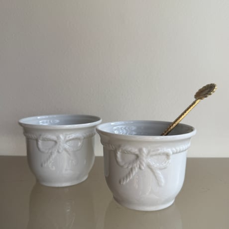 Ribbon design pot