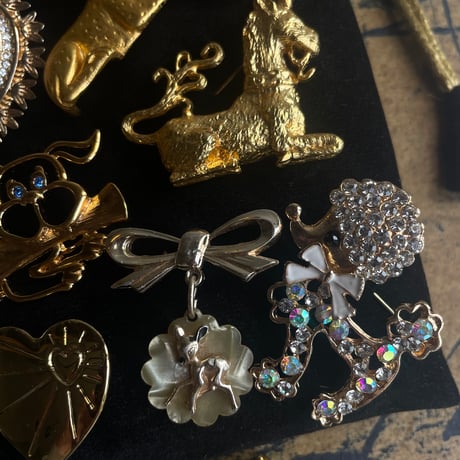 Poodle aurora brooch