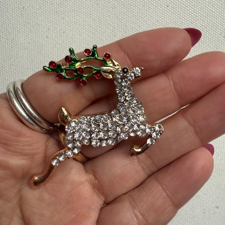 Kirakira reindeer brooch