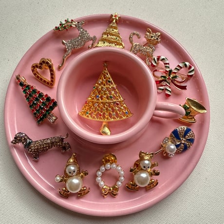 Kirakira reindeer brooch