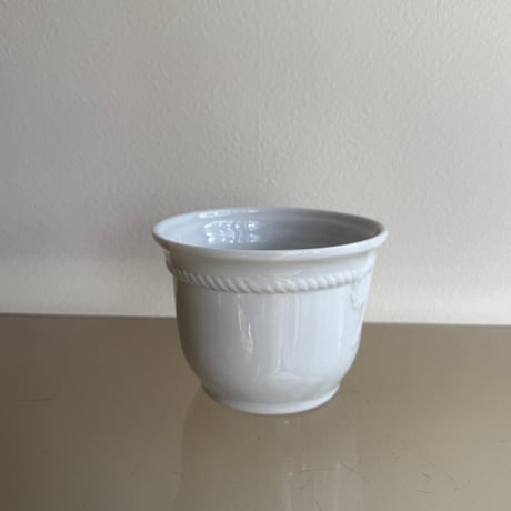 Ribbon design pot