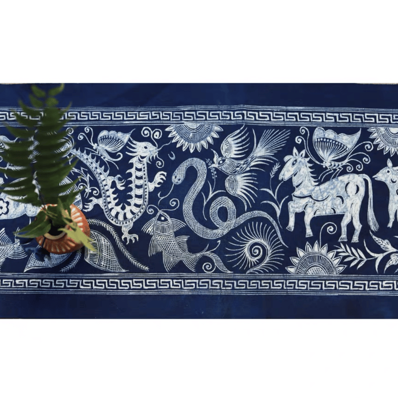 アフリカ・ジンバブエ製 ろうけつ染め布（140cm×200cm）紺色 ミャオ族十二支茶席テーブルクロス ろうけつ染め 藍染 | RAKUSU ART