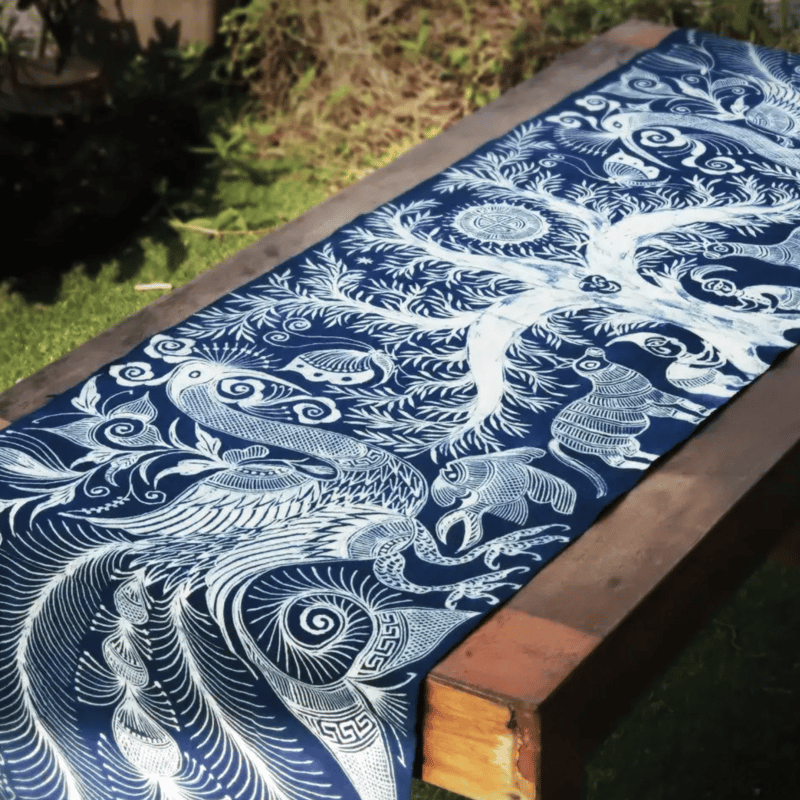 神話物語ー古木伝説 ミャオ族蝋染藍染テーブルクロス（短） | RAKUSU ART