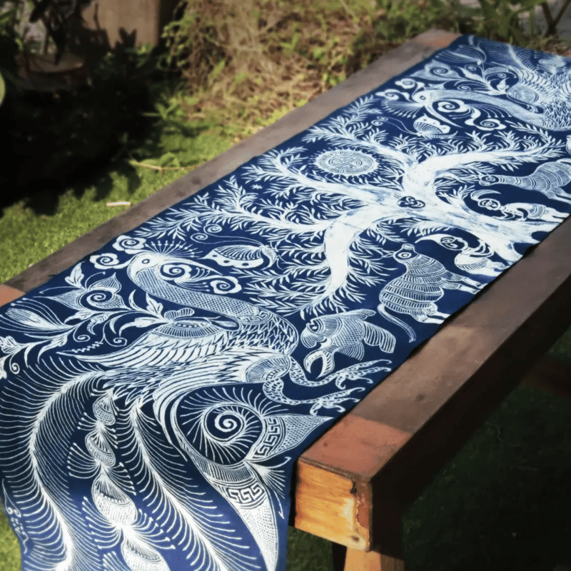 神話物語—古木伝説 ミャオ族蝋染 藍染テーブルクロス（長） | RAKUSU ART