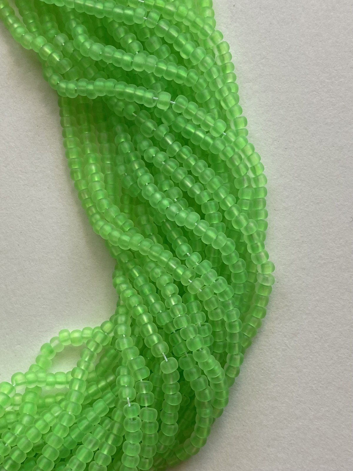 🇨🇿 チェコ製☆糸通しグラスビーズ☆8/0サイズ ☆ネオンカラー☆黄