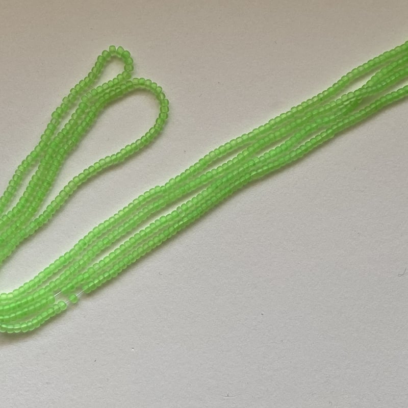 🇨🇿 チェコ製☆糸通しグラスビーズ☆8/0サイズ ☆ネオンカラー☆黄