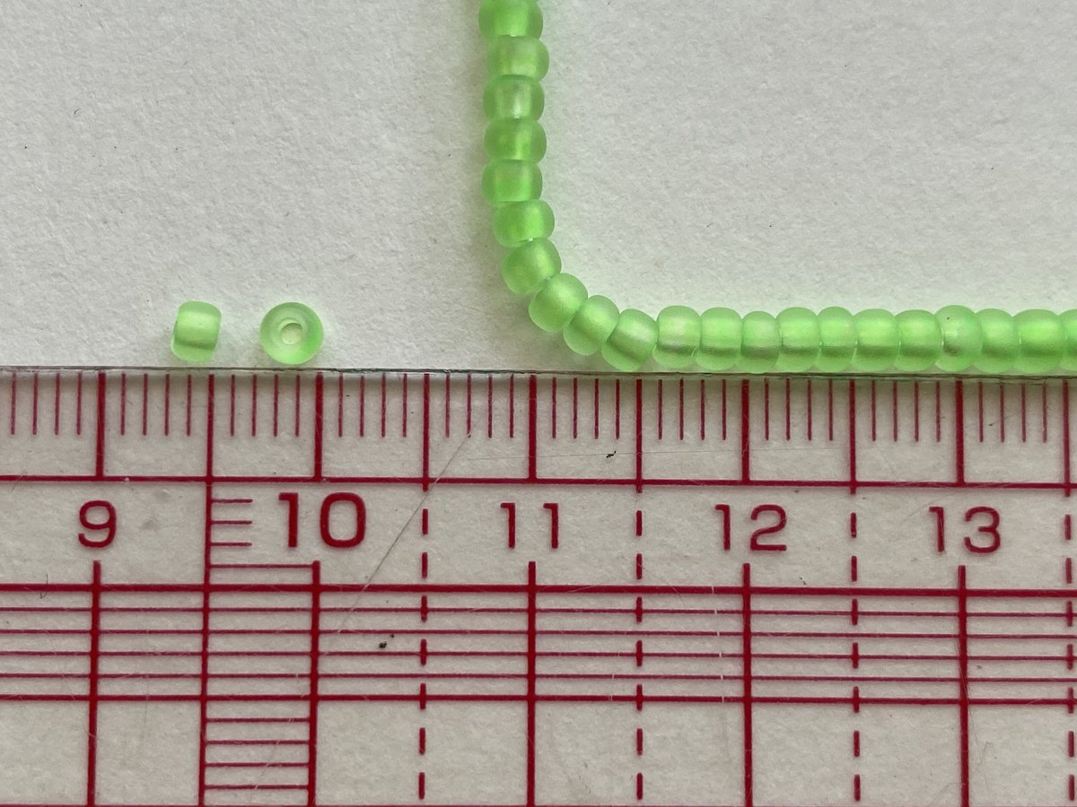 薄緑色のビーズ刺繍チュチュ 🇨🇿 チェコ製☆糸通しグラスビーズ☆8/0サイズ ☆ネオンカラー☆黄