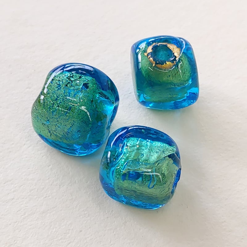 ベネチアンガラス ビーズ 立方体 11-13mm 水色(金) 1個 | 香の都 ベネチアンガラス ビーズ 立方体 11-13mm 水色(金) 1個 | 香の都