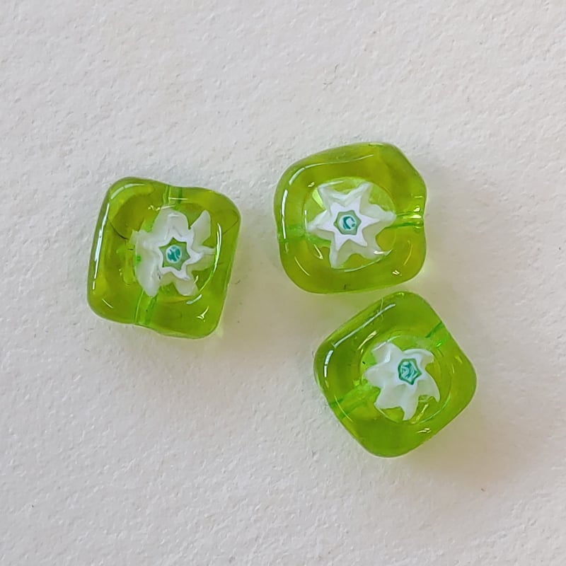 ベネチアンガラス ビーズ 正方形 12mm お花 黄緑 1個 | 香の都