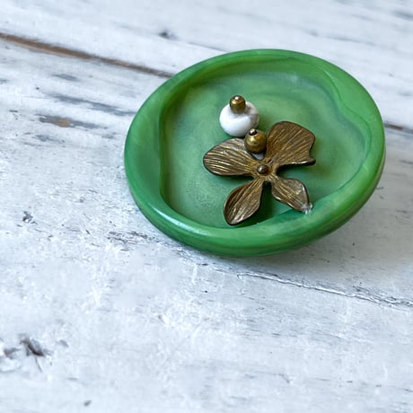 greens {brooch}