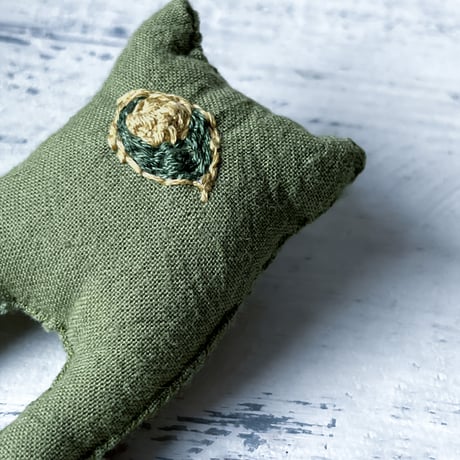 brooch doll {green eniguma}