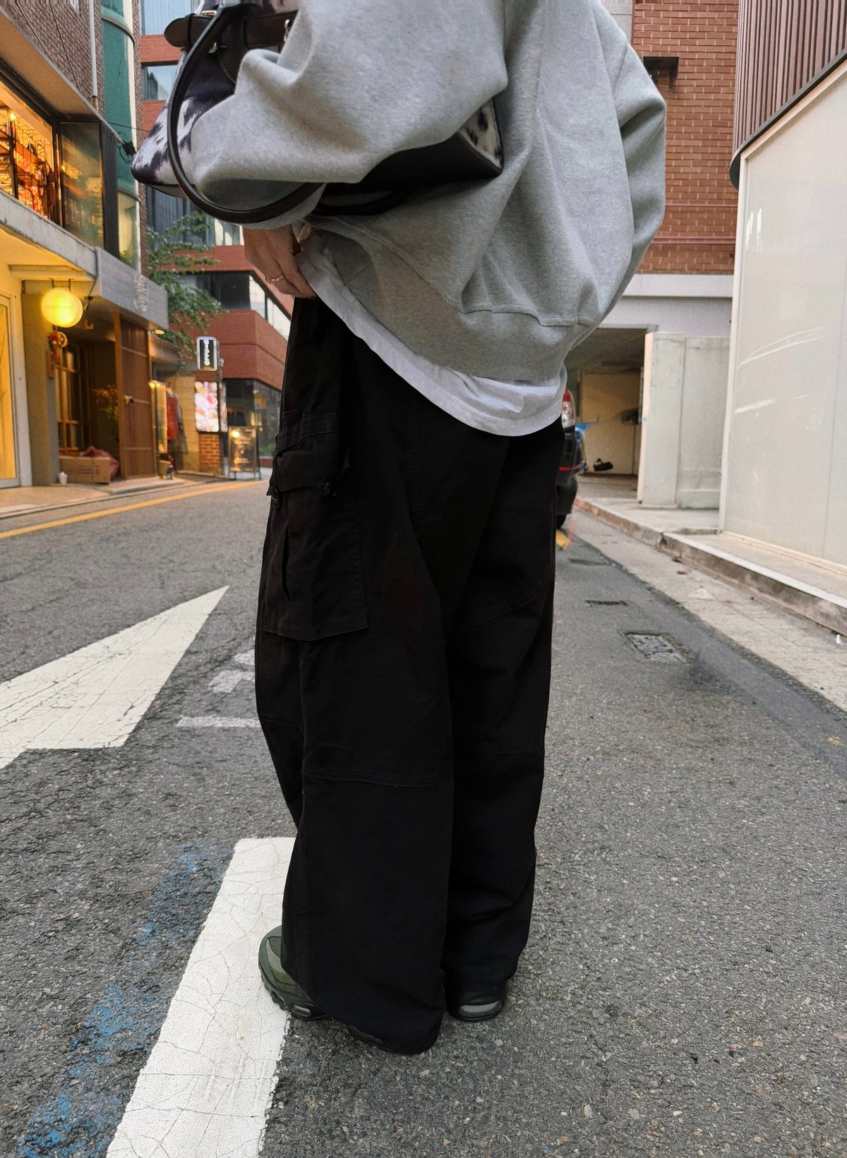 cotton wide cargo pants | Nalm. cotton wide cargo pants | Nalm.