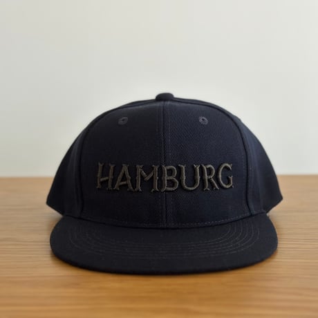 【受注生産限定】HAMBURGロゴ立体刺繍CAP（ネイビーボディー/黒刺繍）【2024年2月下旬発送予定】